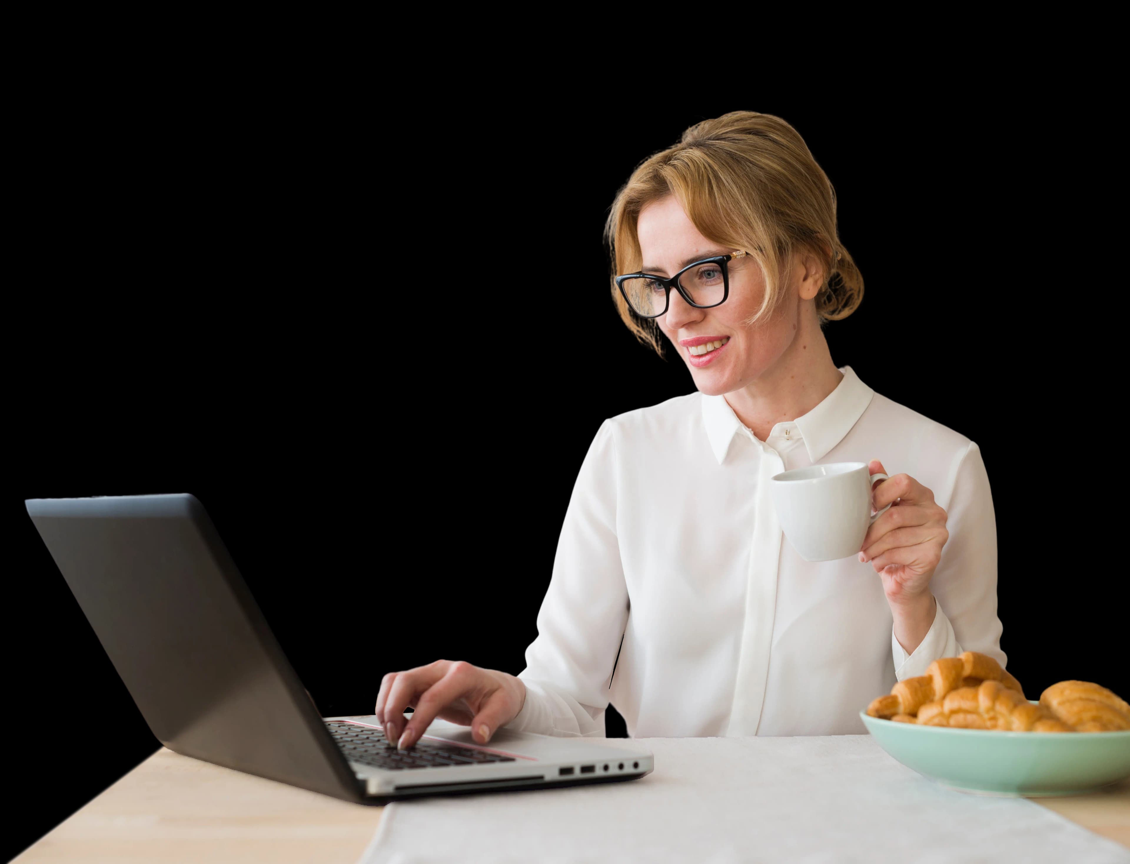Anfitriona gestionando su alojamiento desde la notebook